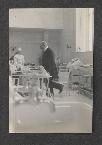 William Halsted with assistants and nurse performing surgery in operating room, circa 1903